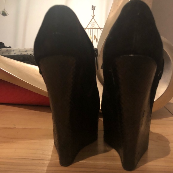 Unique high heeled booties - Picture 3 of 3